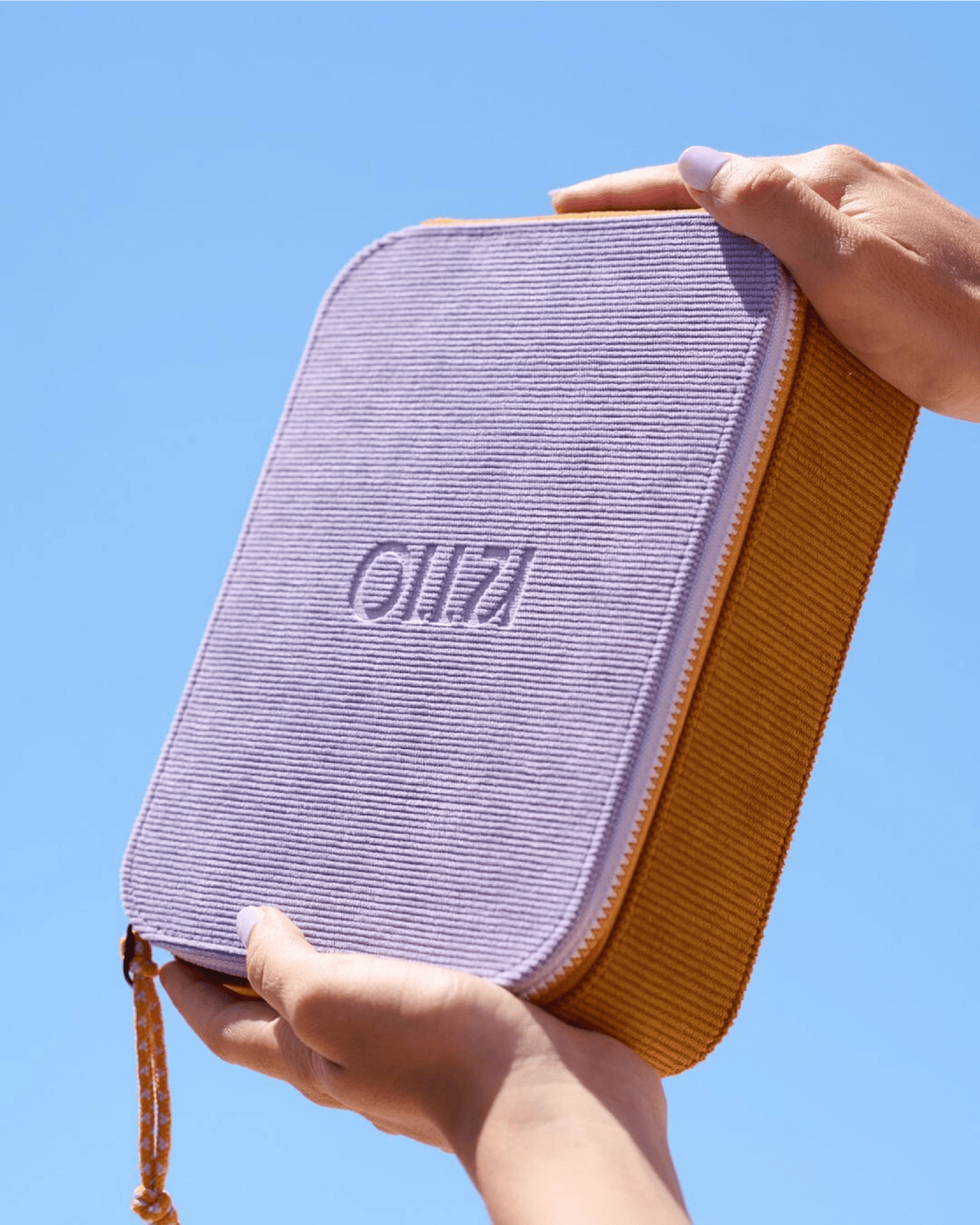 Ollu Trio frame holder, a tray for storing three pairs of glasses, view 3