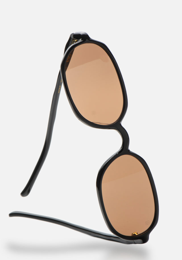 Ollu Seda 90s oval sunglasses in jet black Italian bio-acetate, angled view