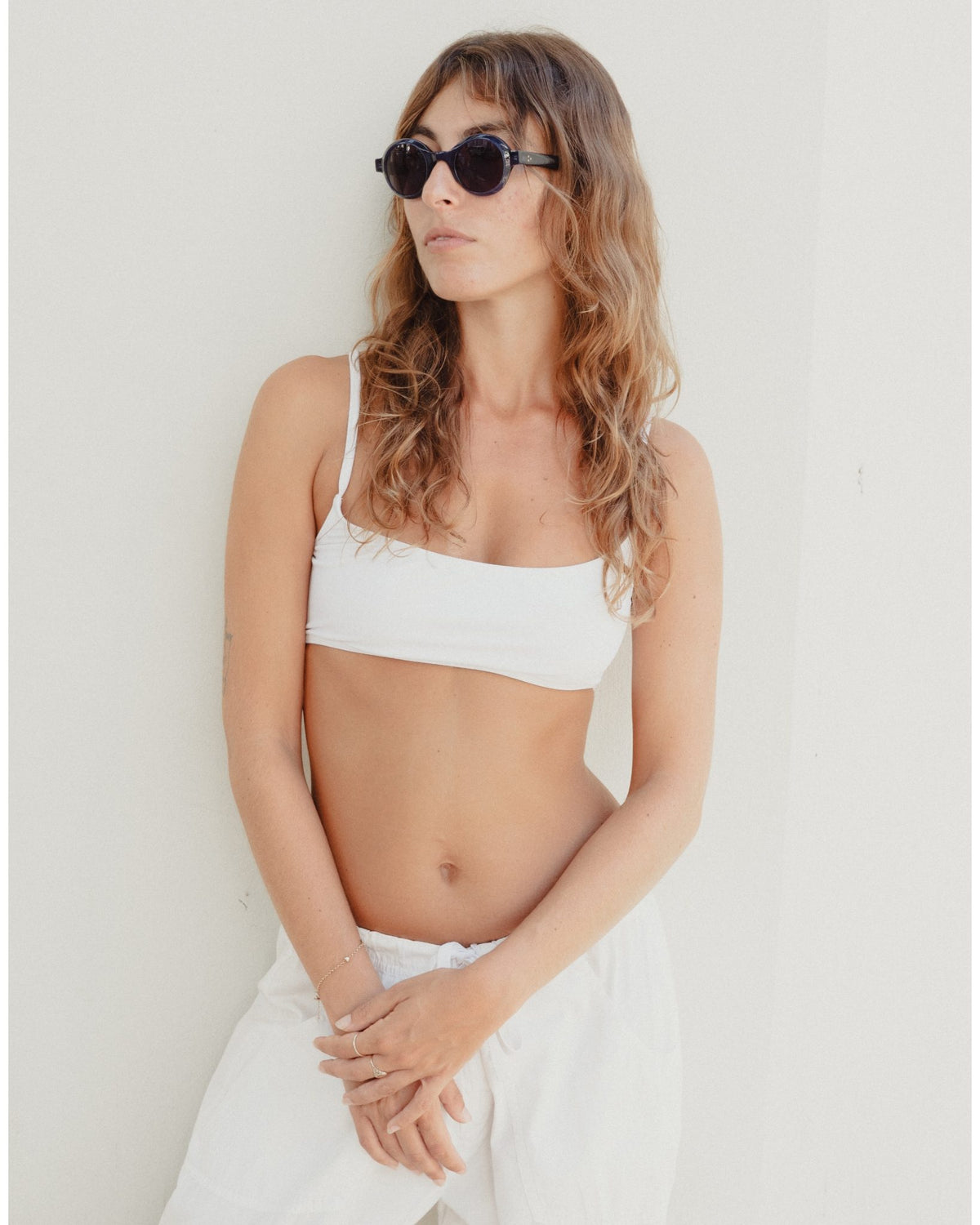Woman wearing Umi navy round sunglasses