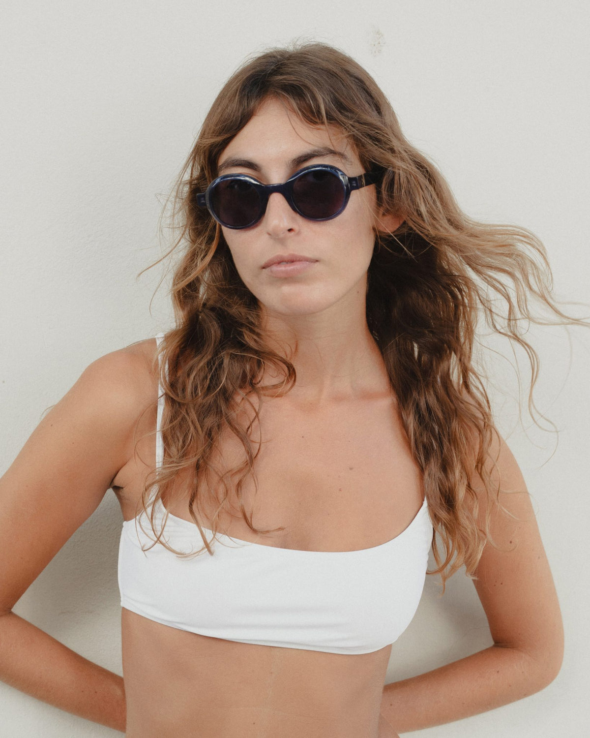 Woman wearing Umi navy round sunglasses, front view